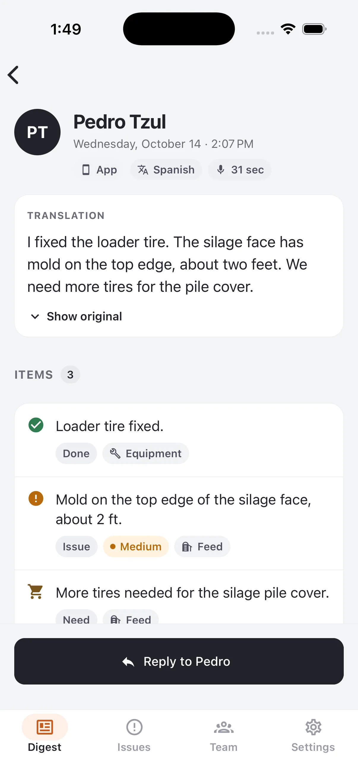 A worker report translated from Spanish, split into a done item, a medium issue about mold on the silage face, and a need for more tires.